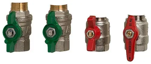 Zwei Kugelhähne aus Metall mit farbigen Handhebeln, einer grün und einer rot, von Danfoss. Die Hähne sind für Rohrinstallationen ausgelegt.